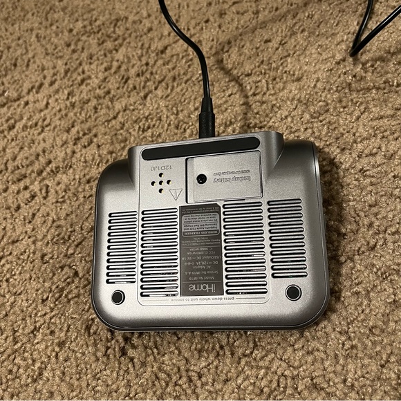 iHome Alarm Clock w Wireless Charging - Picture 4 of 4